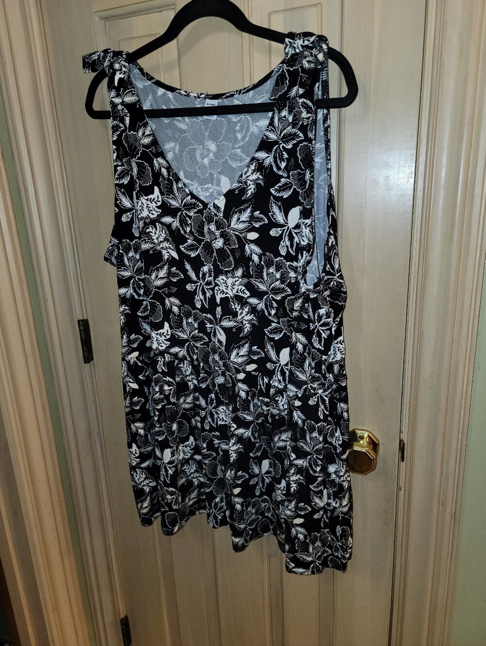 Womens Plus Sz 3X Old Navy Sleeveless Black & White Floral V-Neck Women's Top